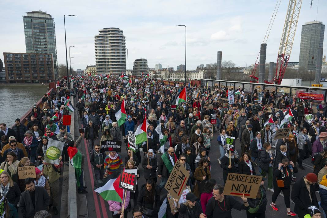 Londra ve Saraybosna'da İsrail protestosu! Binlerce kişi sokaklara döküldü 24